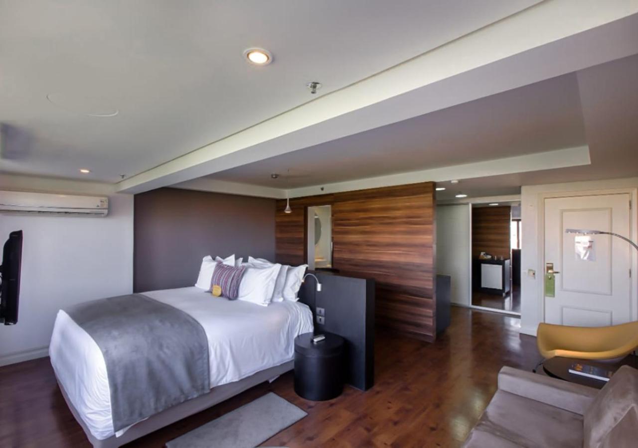 Art Hotel Transamerica Collection Porto Alegre Exterior photo A bedroom at the hotel